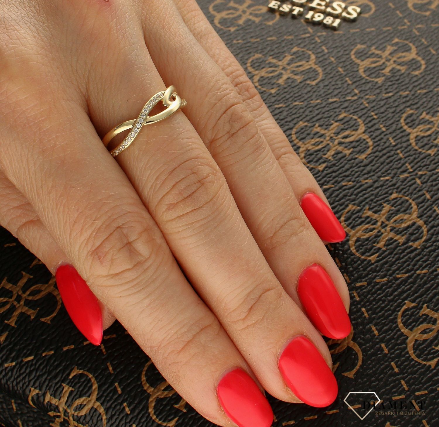 Złoty pierścionek 585 pleciony z cyrkoniami PI 6095. Złoty pierścionek damski. Złoty pierścionek z cyrkoniami. Złoty pierścionek z pasmem cyrkonii. Złoty pierścionek damski elegancki. Złoty pierścionek idea (1).jpg